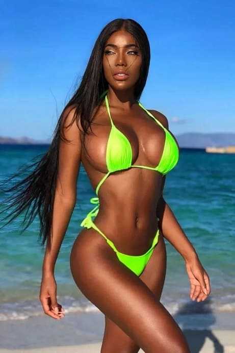Hot ebony girl with a sexy figure and boobs in a bikini